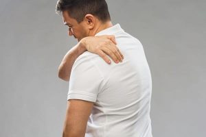 علت‌ها و روش‌های درمانی بروز درد بالای کمر در سمت چپ، راست و وسط